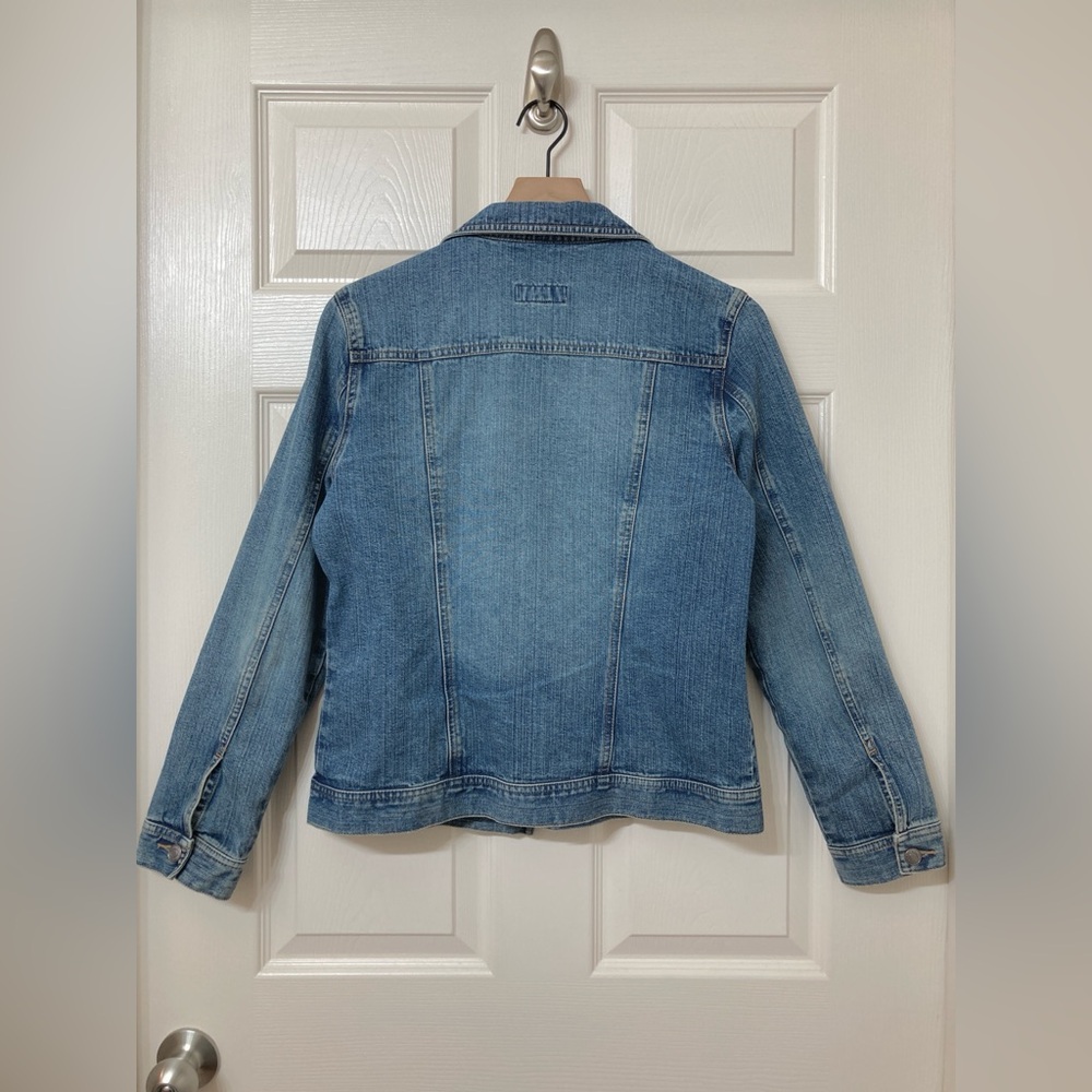 Old Navy Women’s Medium Wash Blue Denim Jacket Size Medium Trucker Classic - Picture 5 of 8